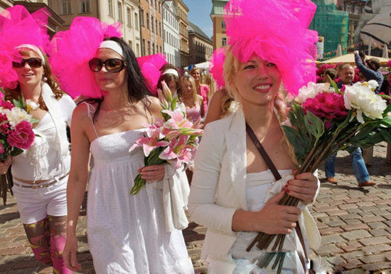 拉脱维亚有尊师传统。9月1日开学这一天，学生们大都会捧着鲜花到学校报到，并把鲜花送给他们的老师。因此，每逢9月1日，大街上便会出现很多手捧鲜花的少男少女或青年男女，花店的生意也甚是兴隆，开学日则被这样的气氛渲染成了一个节日，拉国尊师重教的风气可见一斑。