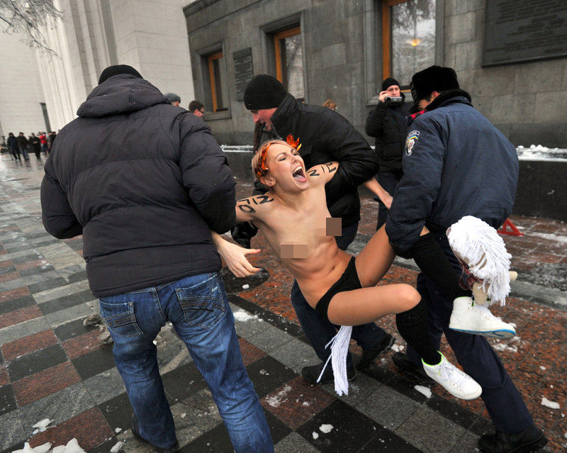 当地时间2012年12月12日，乌克兰基辅，警察逮捕一名抗议者。