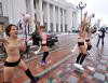 当地时间2012年12月12日，乌克兰女权组织Femen成员裸上身在议会大楼前跳骑马舞。
