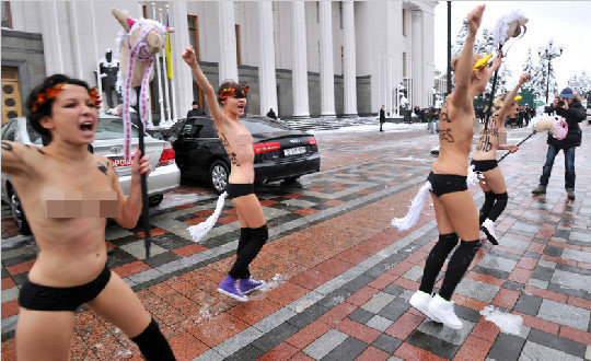 乌克兰美女议会前抗议 裸身大跳骑马舞