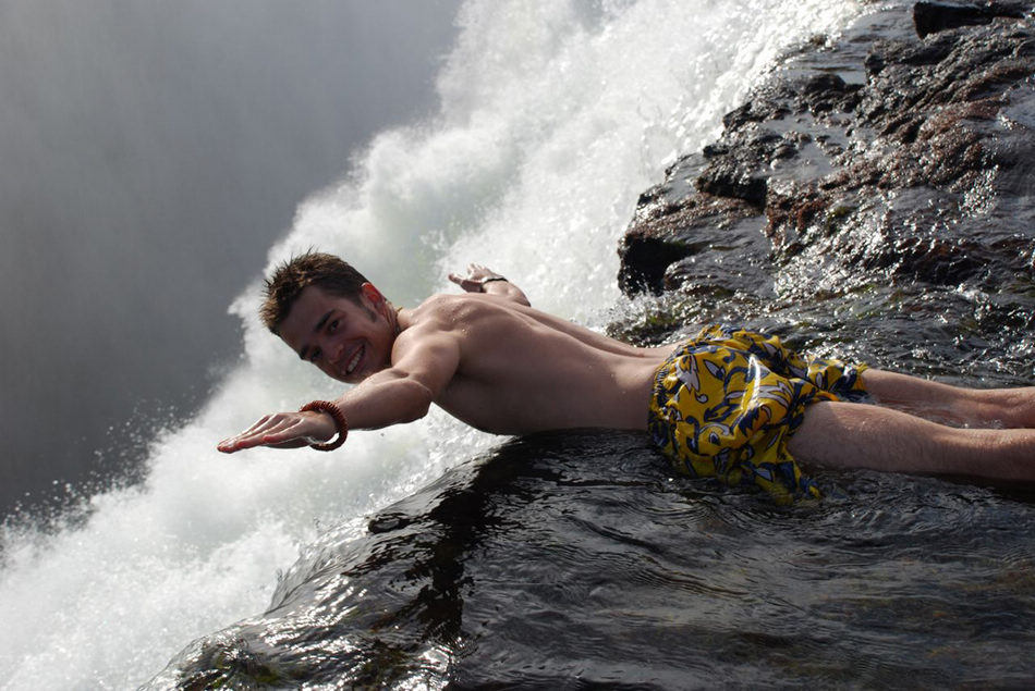 维多利亚瀑布顶部的“魔鬼游泳池”