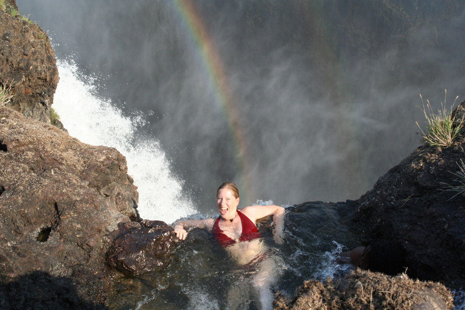 维多利亚瀑布顶部的“魔鬼游泳池”