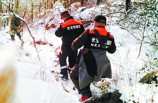 25日,救援人员在积雪里继续找寻老高。