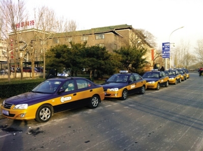 12月24日下午4时许,德胜门桥附近停着一排出租车。记者走访发现,不少出租车在早晚高峰时段选择停运,司机或休息,或交班,以错过拥堵路段和时段。新京报记者 林野 摄