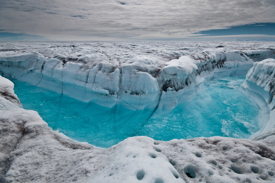格陵兰岛伊卢利萨特西南，格陵兰冰盖表面融水沿着冰川河道流下。研究表明，自20世纪90年代以来，格陵兰冰盖融化的速度是以往的三倍，也就是说，海平面因此上涨了近半英尺（约15.24厘米）。冰盖融化加剧，尤其是格陵兰岛冰盖的融化，令很多相关科学家担忧。