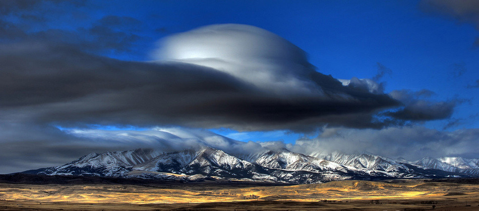 狂风吹过美国蒙大拿州克瑞兹山脉（Crazy Mountains），形成高海拔地区常见的荚状云。