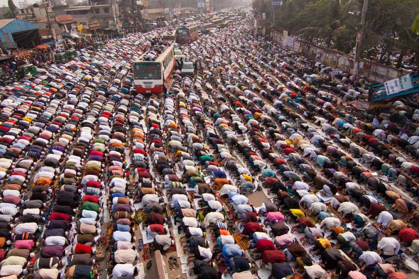 孟加拉国，街头祈祷者。