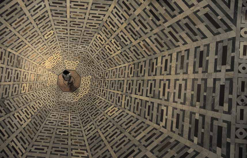 意大利福罗伦萨，大理石面砖产生的视觉错觉。