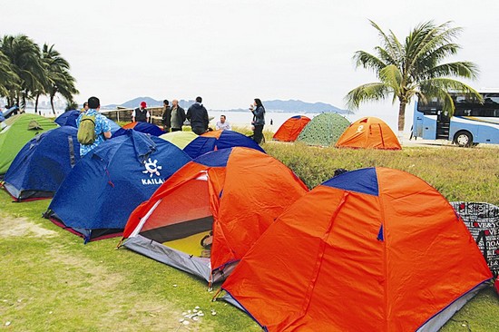 酒店价格太高，游客自搭帐篷海边过夜 CFP图