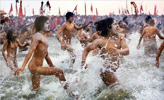 印度数千万朝圣者裸跳恒河庆“大壶节”