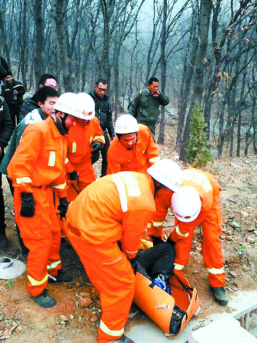 男子被救下山，可惜最终没能醒过来