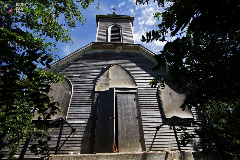 加拿大西部萨斯喀彻温省一个在树木隐映中的废弃教堂。
