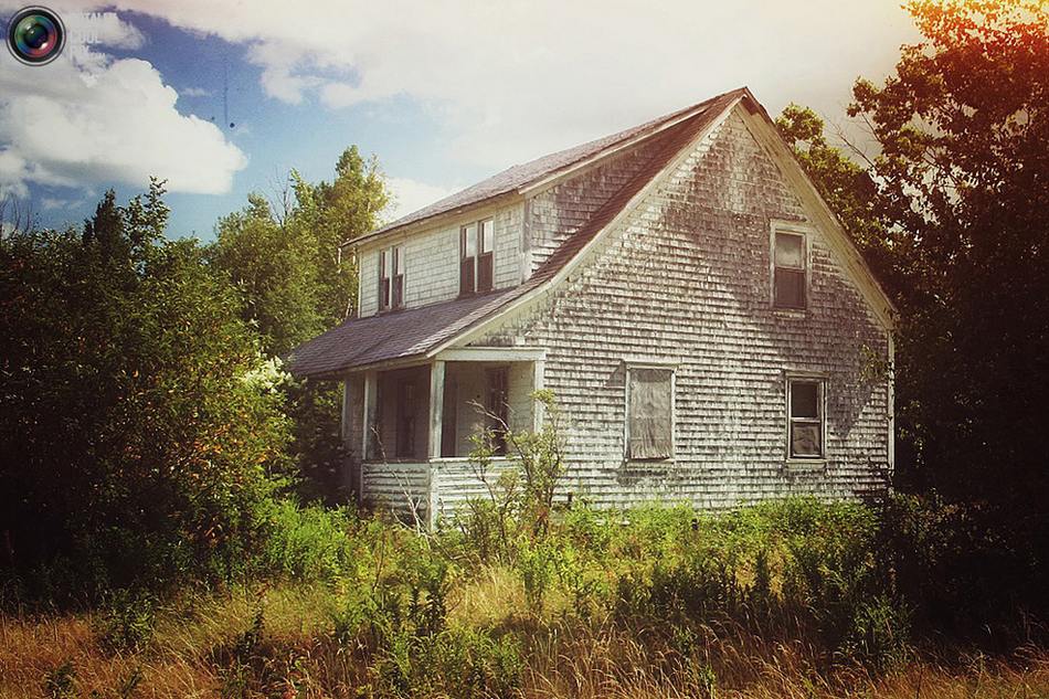 加拿大中部新布伦瑞克省公路沿岸一幢废弃的房子。