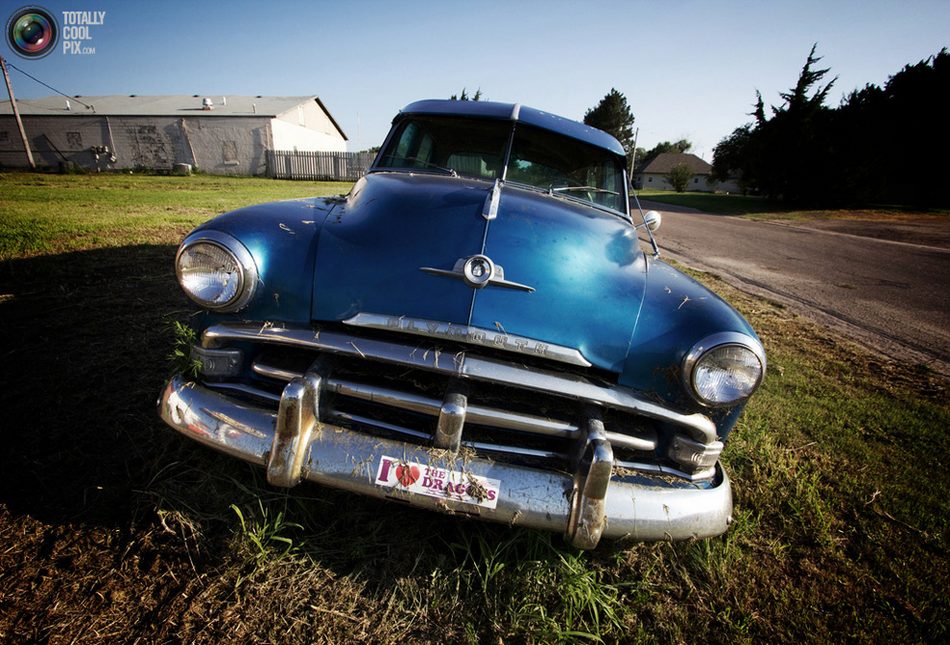 美国堪萨斯州，一辆普利茅斯老牌汽车被废弃在离美国堪萨斯州地理中心位置很近的地方。