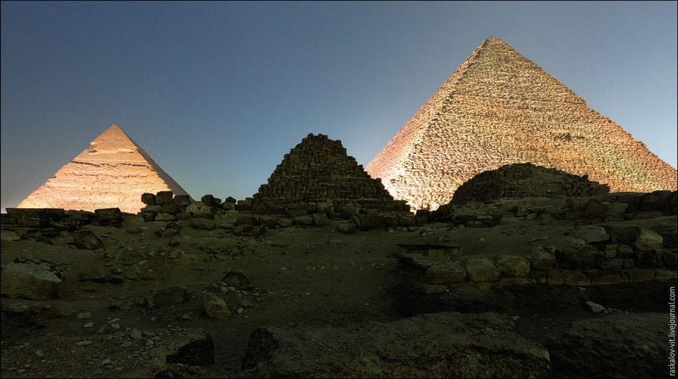 游客攀登金字塔偷拍独特风光1
