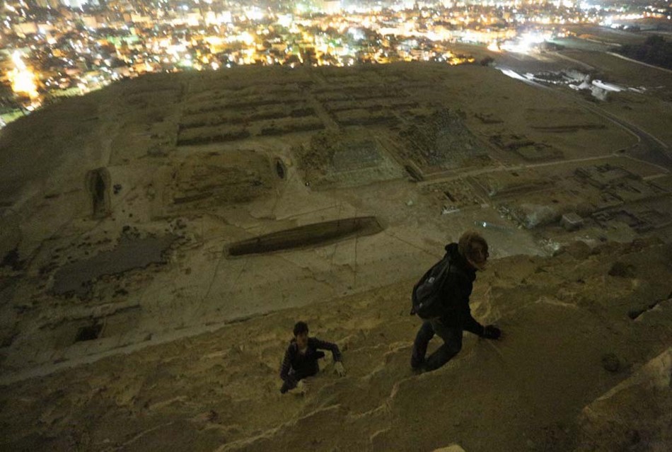 游客攀登金字塔偷拍独特风光2