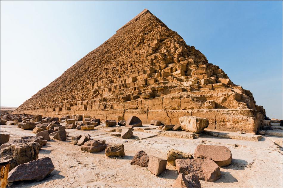 游客攀登金字塔偷拍独特风光9