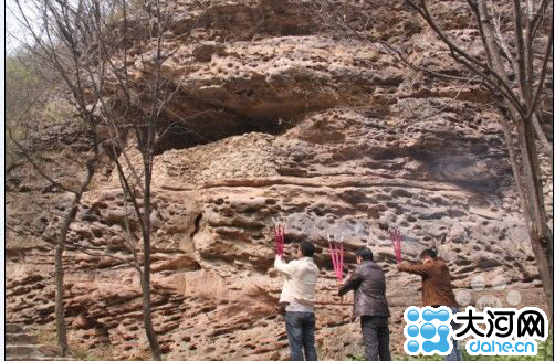 既有单独拜谒、也有集体拜谒(图片来自网络)