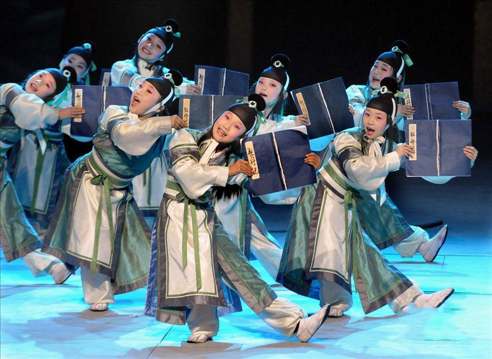 小演员在牡丹文化节开幕式上表演诗朗诵《牡丹记》。