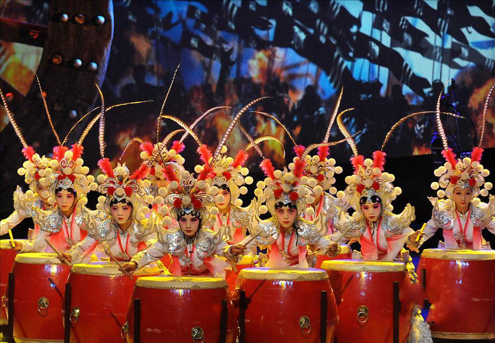 演员在牡丹文化节开幕式上表演鼓乐《木兰辞》。