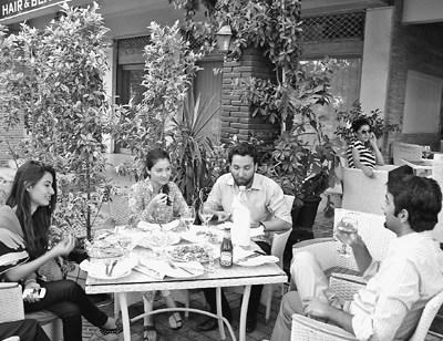 为了避免浪费,不少巴基斯坦餐馆提供半份餐点,客人点餐时也往往量入为出。图为几名巴基斯坦年轻人在一家当地餐馆里聚餐。 记者 杨 迅摄