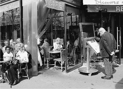 法国餐馆将本店菜单明码标价放在餐厅门口，方便顾客量力而行选择餐馆。 记者 李志伟摄