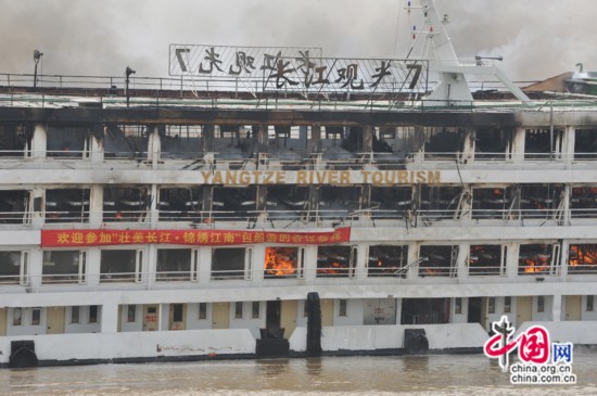 长江观光旅游客船起火 消防官兵疏散400余人