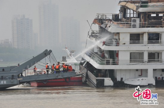 长江观光旅游客船起火 消防官兵疏散400余人