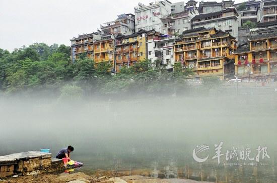 有“中国最美的小城”之称的凤凰县，却因古城门票新政引来如潮批评　新华社发