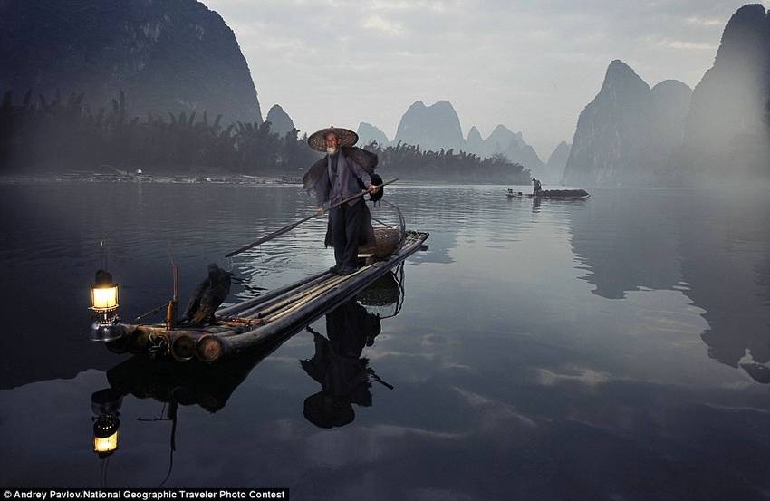 《鸬鹚与渔人》（Cormorant fisherman），参赛者Andrey Pavlov。鸬鹚捕鱼是一种中国传统捕鱼方式。渔人勒住鸬鹚的喉咙，防止其将鱼吞下。作业从黎明时分开始，一直到傍晚结束。现在这种捕鱼方式逐渐失传。