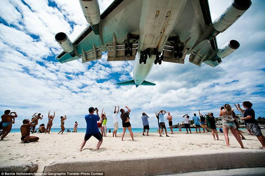 《观察者天堂》，参赛者Bernie Verhoeven。一架喷气机掠过沙滩，吸引了众多旁观者。