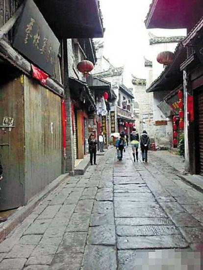 4月11日，凤凰古城，大量商铺都已关闭(网络图片)