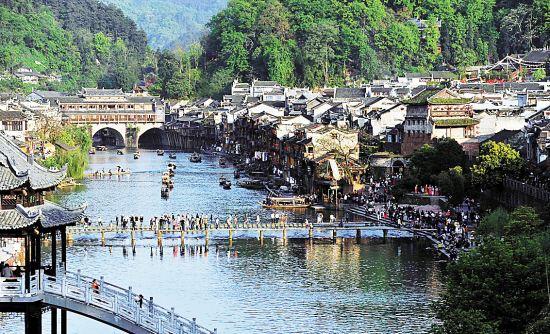 4月10日早上8时开始，凤凰古城正式开始对外售票。右图为4月10日的情景，左图为清明节假日4月4日的情景(杨华峰 摄)