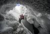 《厄瑞波斯山的冰洞》，参赛者Alasdair Turner。南极洲厄瑞波斯山顶峰的火山口，现在是一个冰洞，一位科学家正爬出洞口。