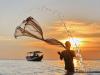 《换个视角看今天》，参赛者Dody Kusuma。拍摄内容为比拉海岸的渔民。