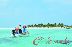 旅行社负责人表示，游客只能乘小艇登上三沙的小岛。（资料图片）新华社发