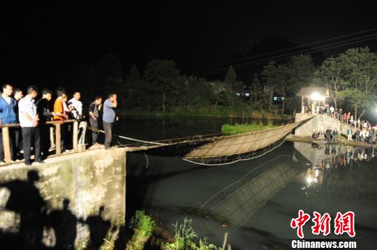 图：凤凰一吊桥发生桥面倾斜暂无人员失踪报告