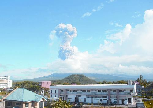 5月7日，菲律宾吕宋岛东南部的马荣火山发生喷发。据报道已造成5人死亡。