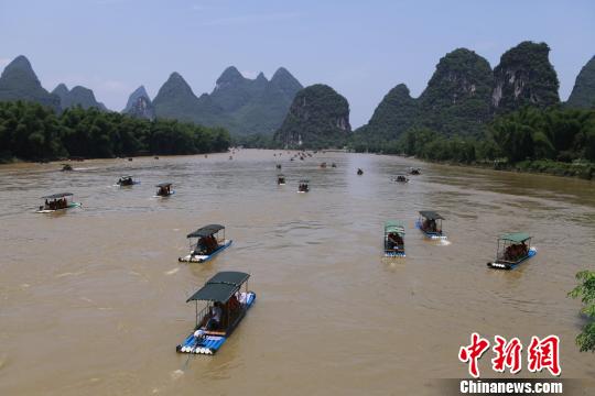 图为游客乘排筏游览漓江。　伍勇成　摄