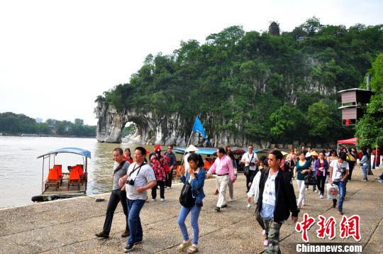 图为游客游览象鼻山景区。　唐梦宪　摄