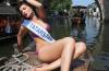 国际旅游小姐身穿性感比基尼在西塘古镇水乡一展风采
