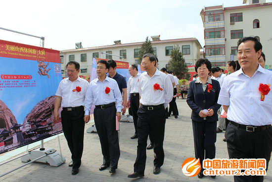 山西省政府副秘书长盛佃清（前左三）出席现场活动
