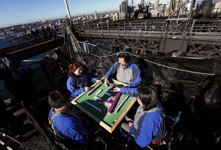 四名华人在134米高悉尼大桥顶上打麻将