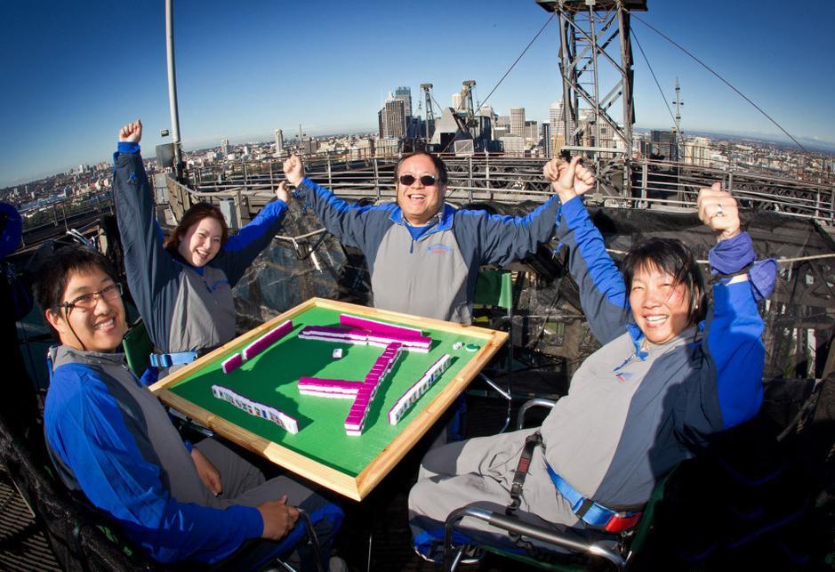 四名华人在134米高悉尼大桥顶上打麻将