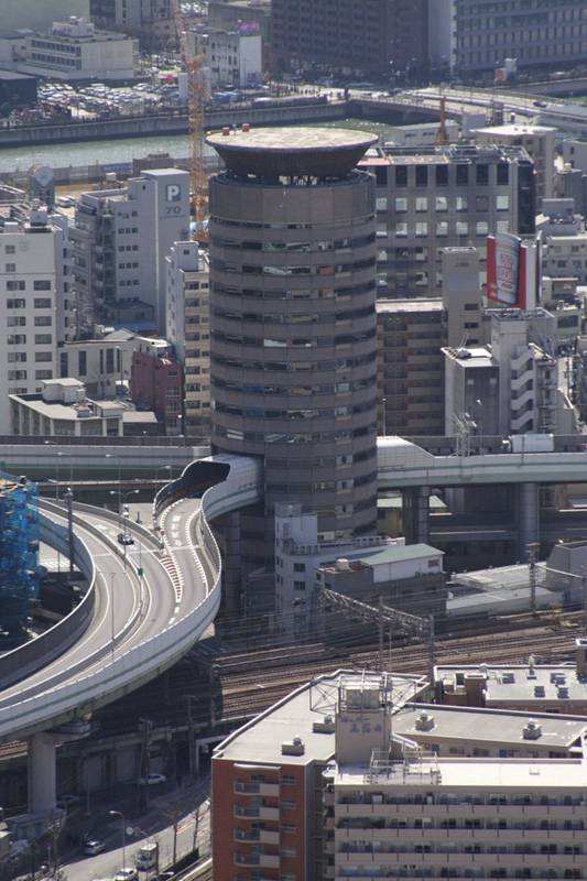 　　日本，阪神，阪神高速公路。由于长时间无法妥协，高速公路建造者与土地所有者交涉多年，最终达成协议——让高速公路穿楼而过。