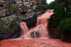 　　加拿大，阿尔伯塔，卡梅伦瀑布。由于雨水冲刷一种叫做“argolite”的红色水中沉积层，卡梅伦瀑布的水变成了“番茄般”的红色。