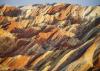 　　中国，甘肃，张掖丹霞地质公园。在此沉积了数百万年的红岩砂和其他矿石挤压形成了如同斑马花纹的奇特地貌。