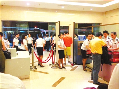 飞机备降福州后，乘客接受严格的二次安检，安检人员多于平时。乘客供图