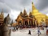 缅甸的仰光大金寺，大批游客都慕名而来到仰光大金寺。