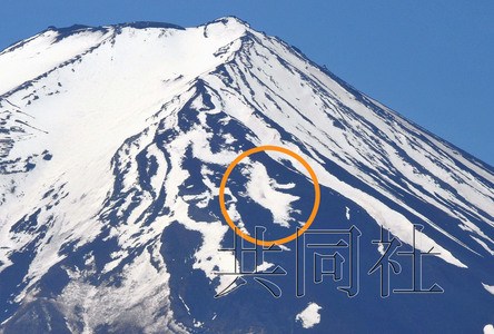 日富士山残雪现农鸟图案官员称象征申遗成功